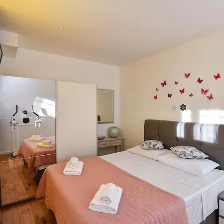 Lovely In The Park Near The Apartment